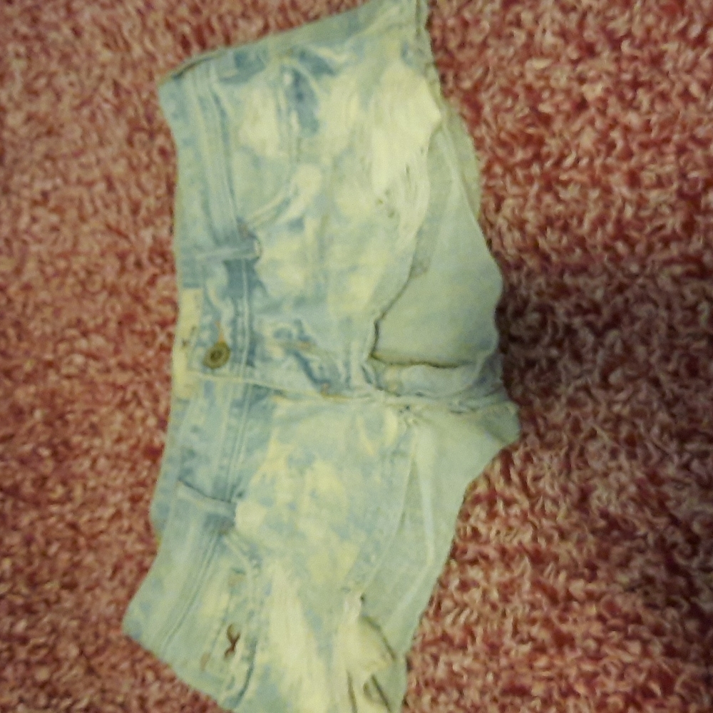 Hollister Jean shorts size 7 w28. Light wash with holes.